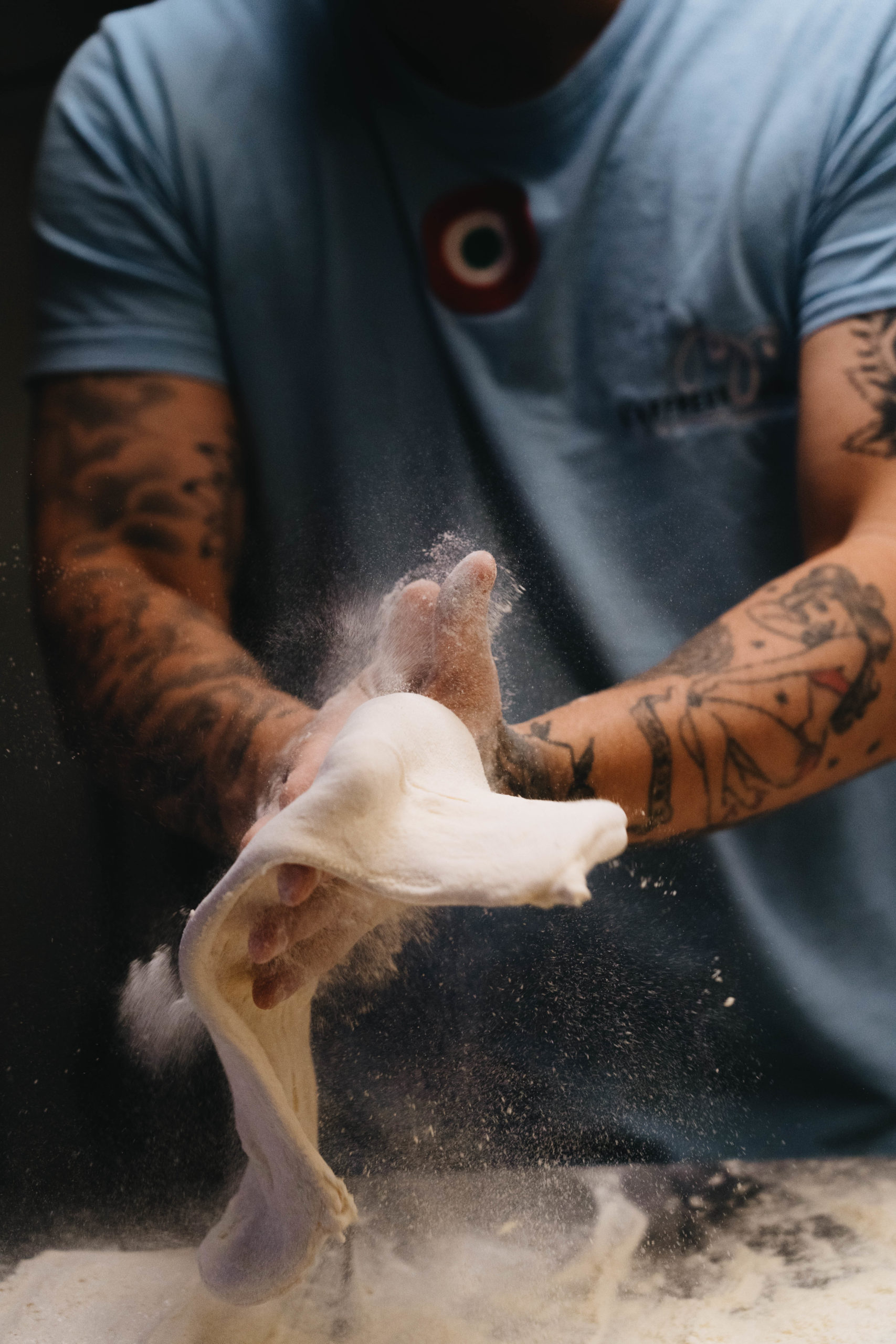Pizzaiolo L'Affreux Jojo façonnant la pâte à pizza napolitaine à Lyon